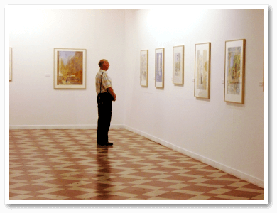Photo of a man in the art exhibition of painter Klaus Hinkel in Malaga